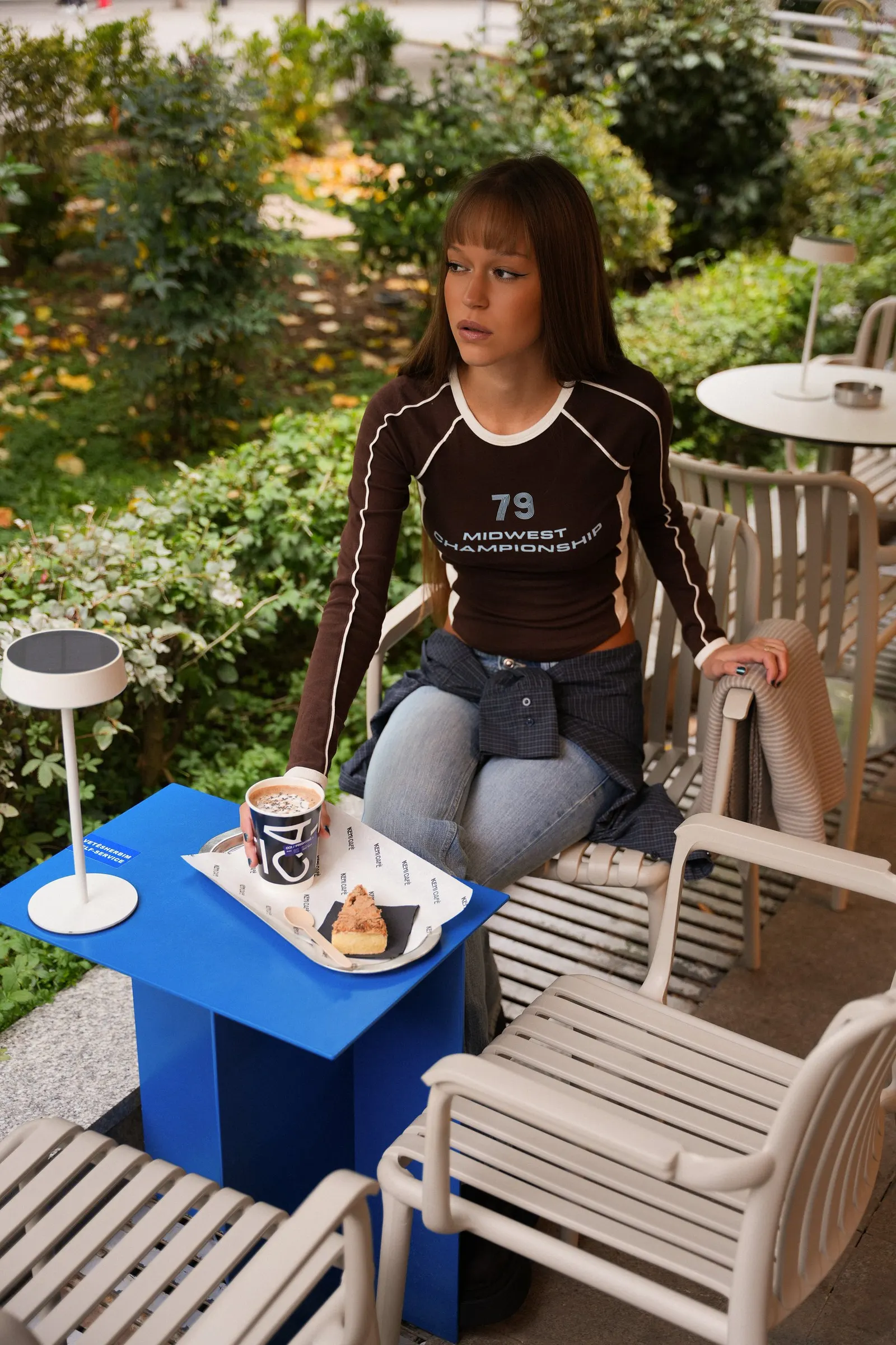 Tarraca e Kemi Café me tryezën blu
